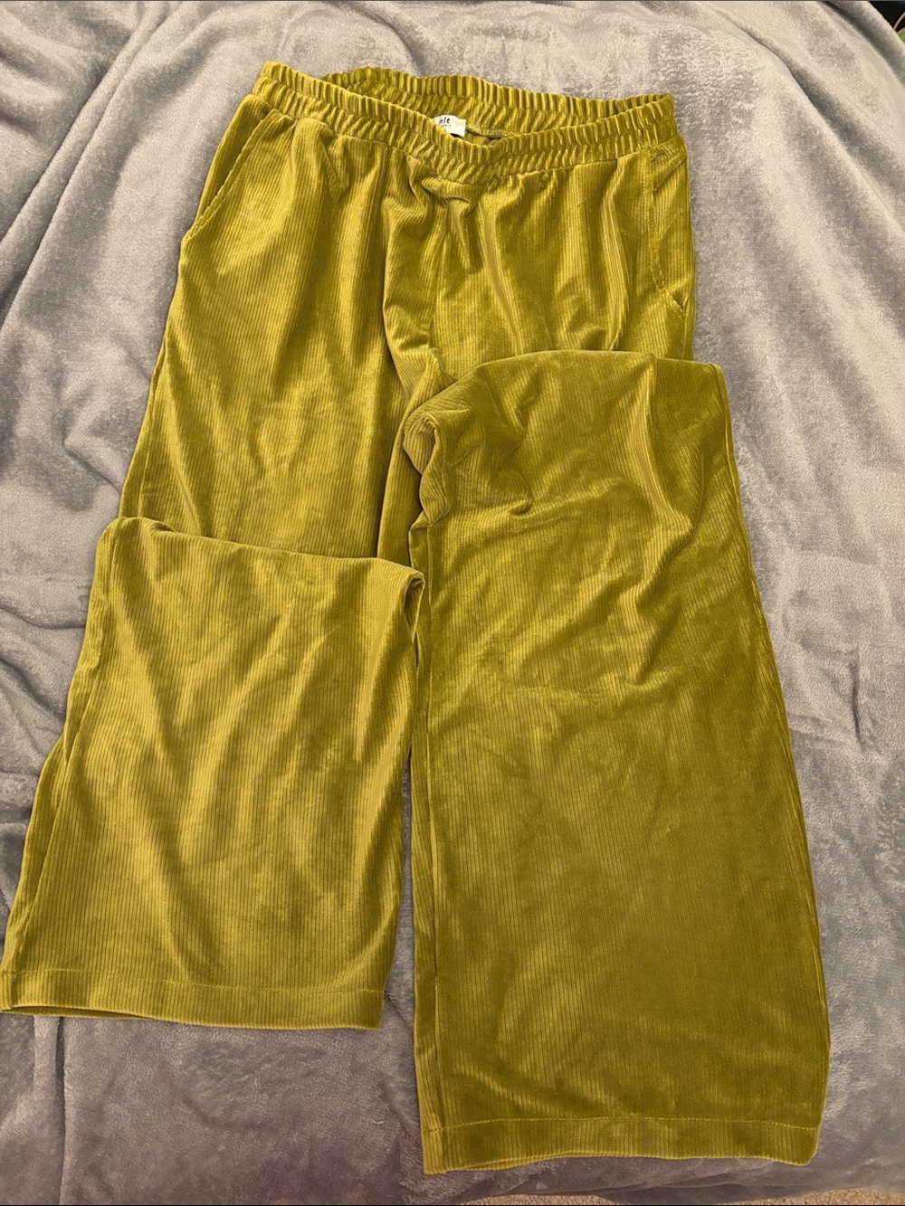 Relaxed Wide-Leg Velvet Pants in Olive Green